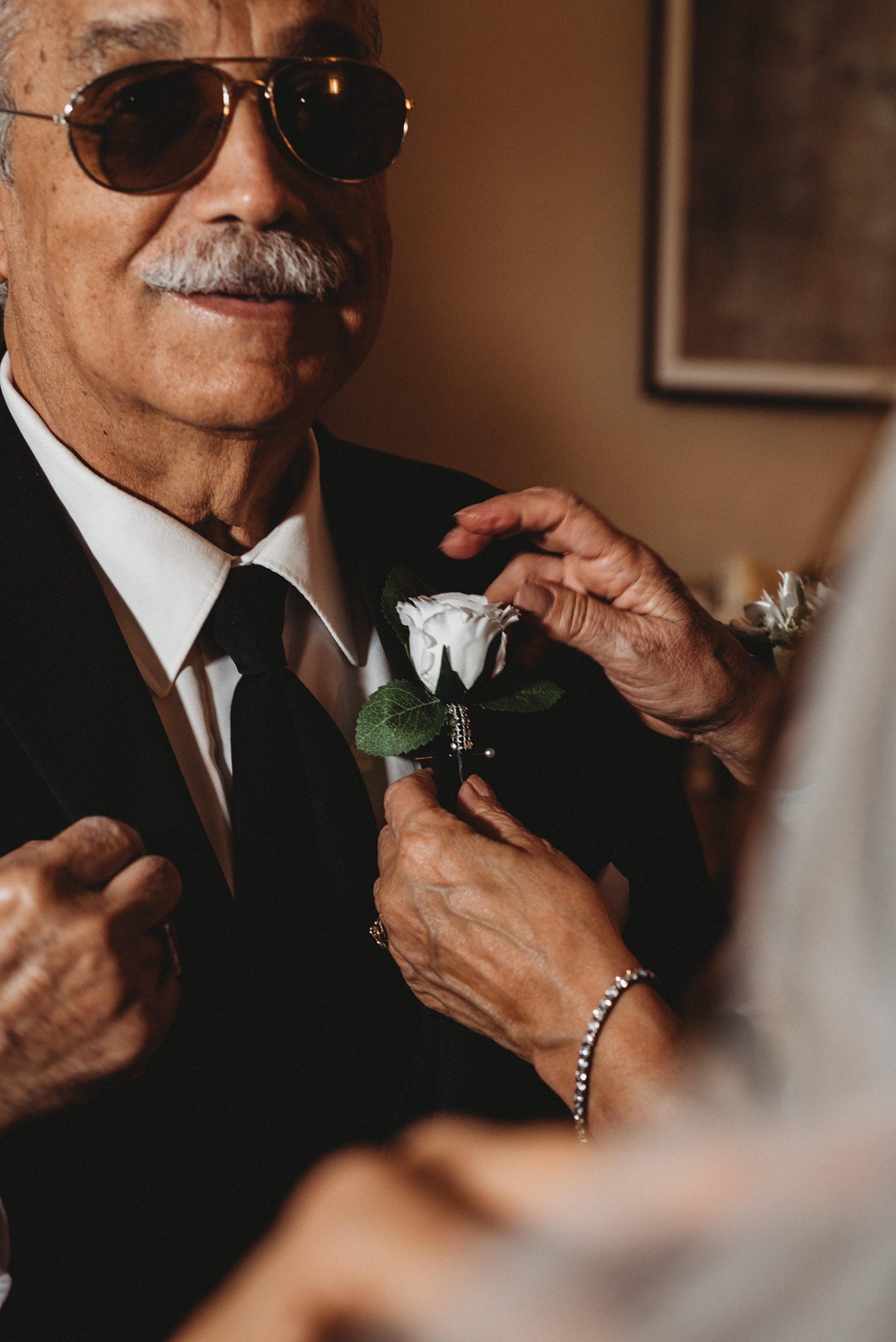 father of the bride puts on boutonniere