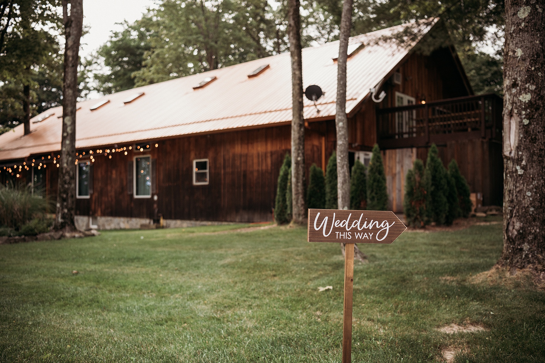 Top 14 Barn Wedding Venues in Ohio- The grand barn at the Mohicans